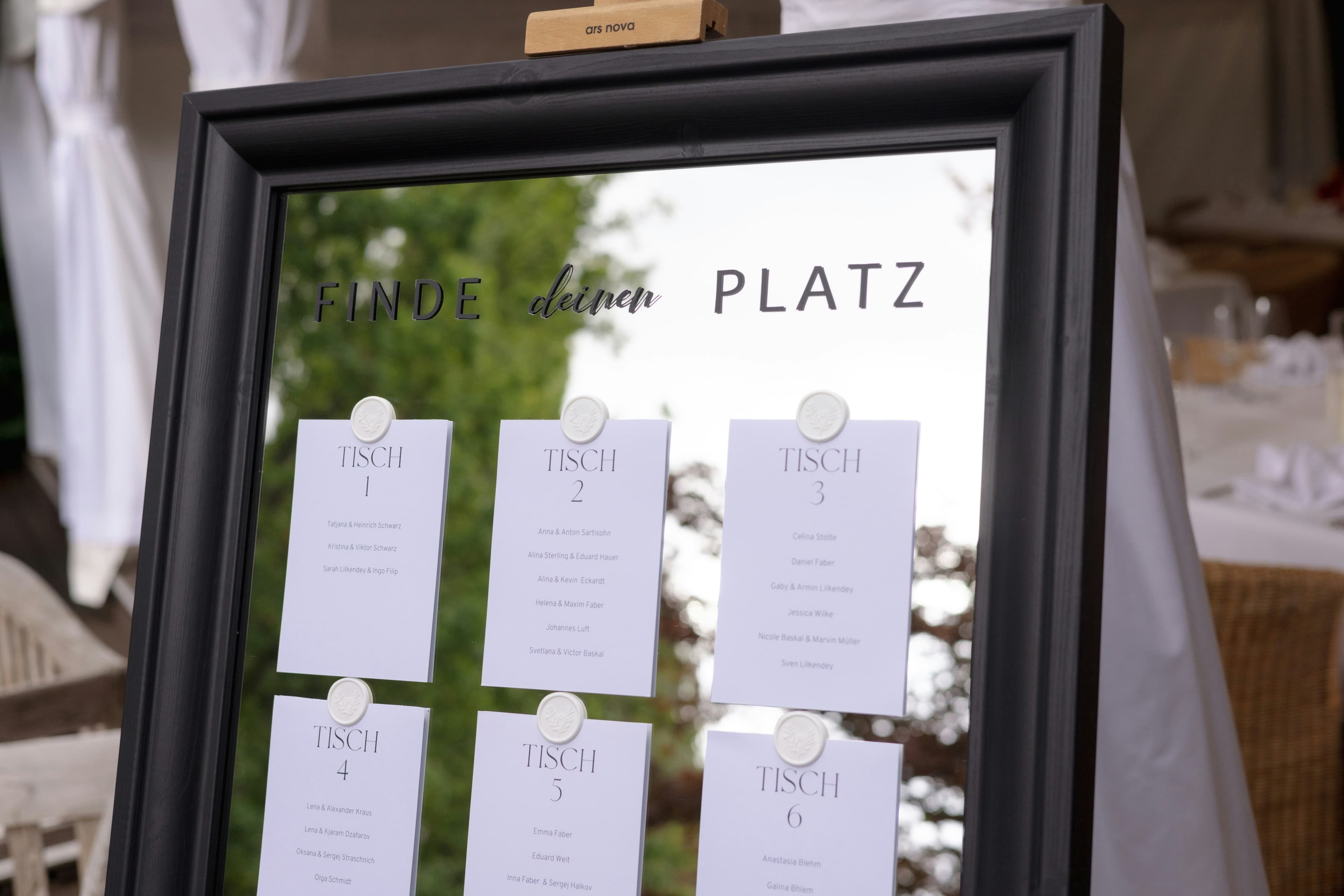 Plan stołów weselnych a RSVP: jak połączyć odpowiedzi gości z usadzeniem
